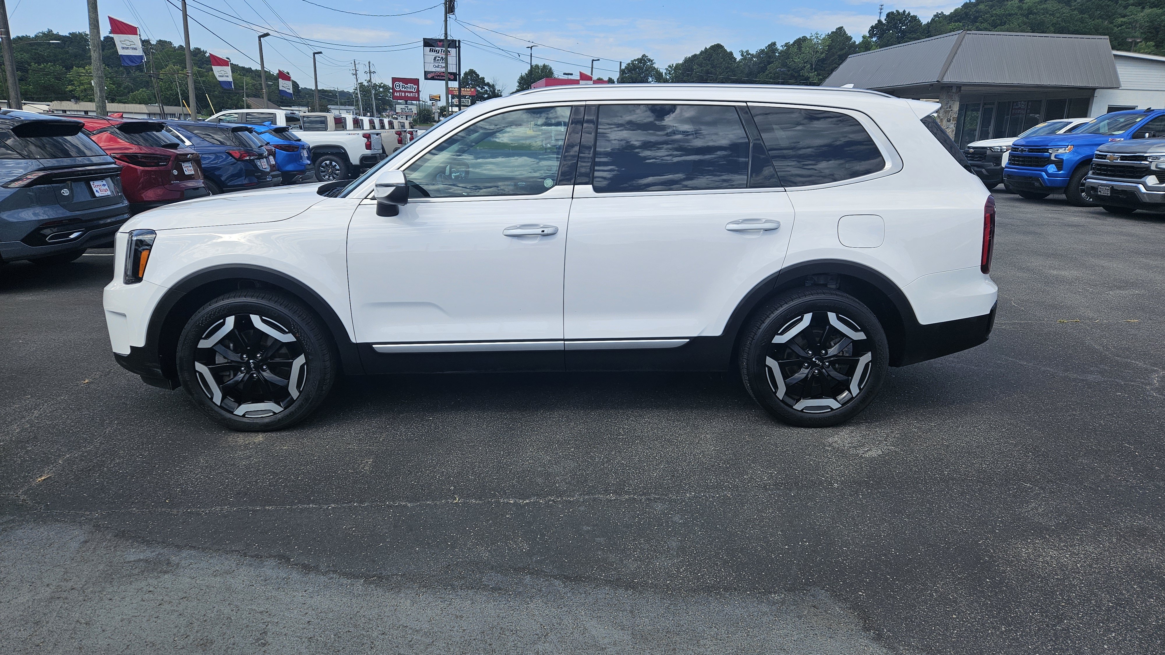 Used 2025 Kia Telluride S FWD image 1