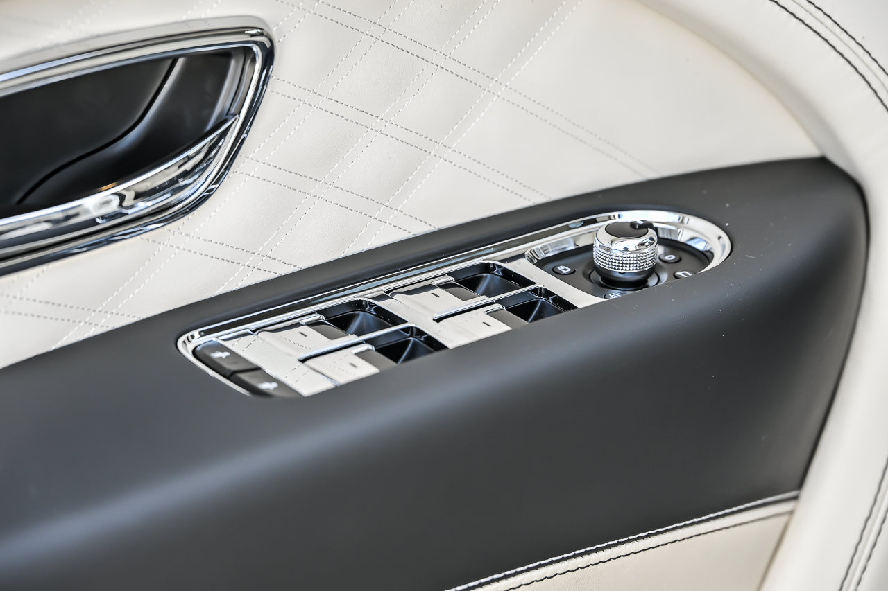 New 2026 Bentley Bentayga AWD/4WD image 16