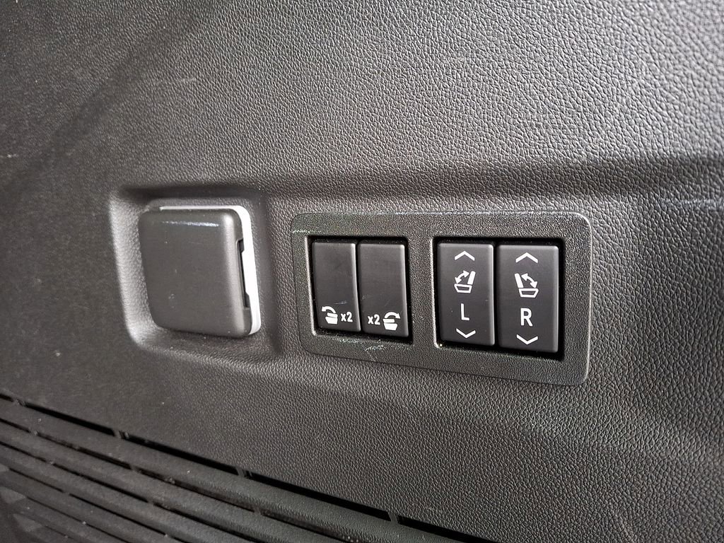 Used 2022 GMC Yukon SLT w/ SLT Luxury Package image 32