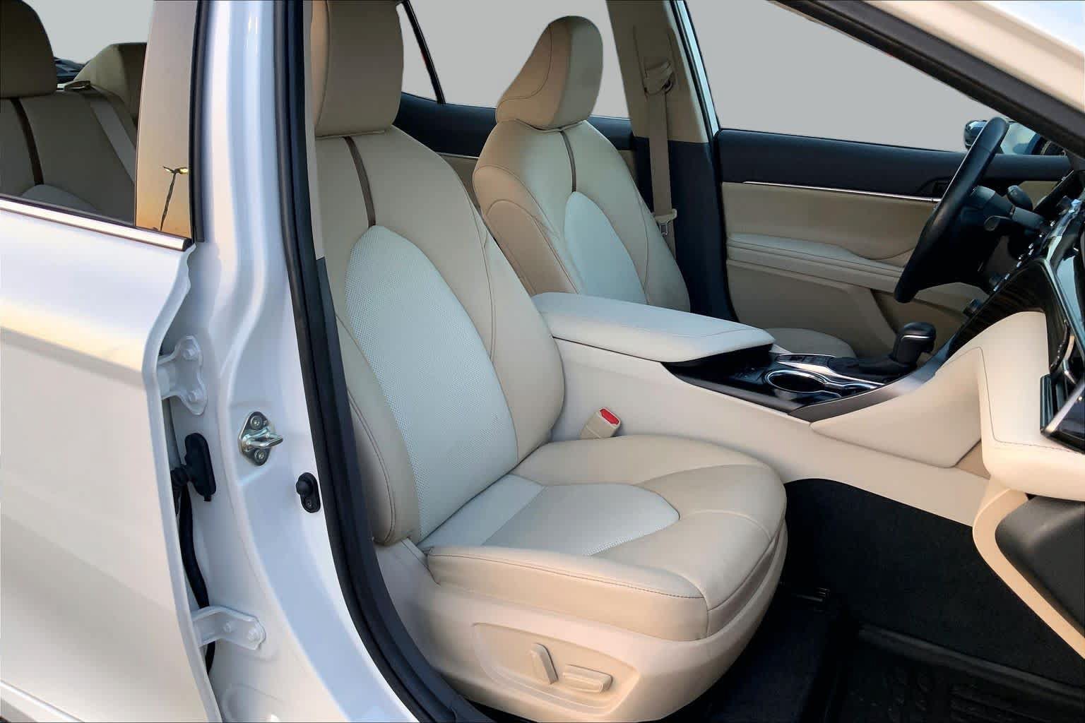 Used 2020 Toyota Camry XLE w/ Sunroof Package FWD image 9