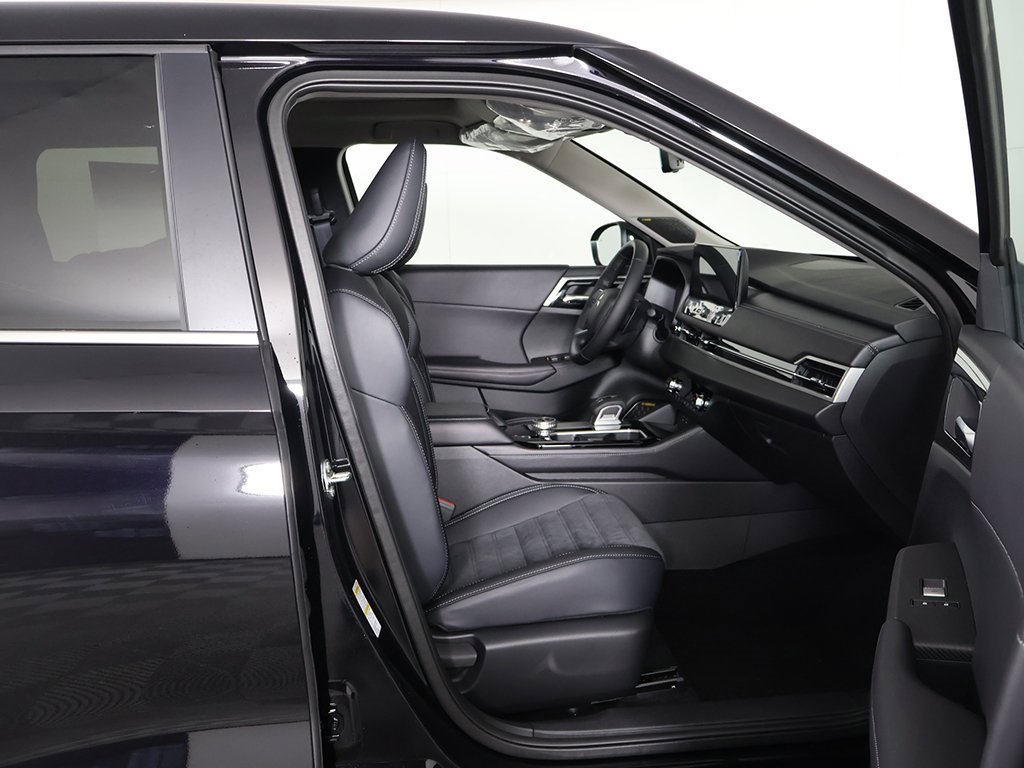 New 2025 Mitsubishi Outlander SE image 32