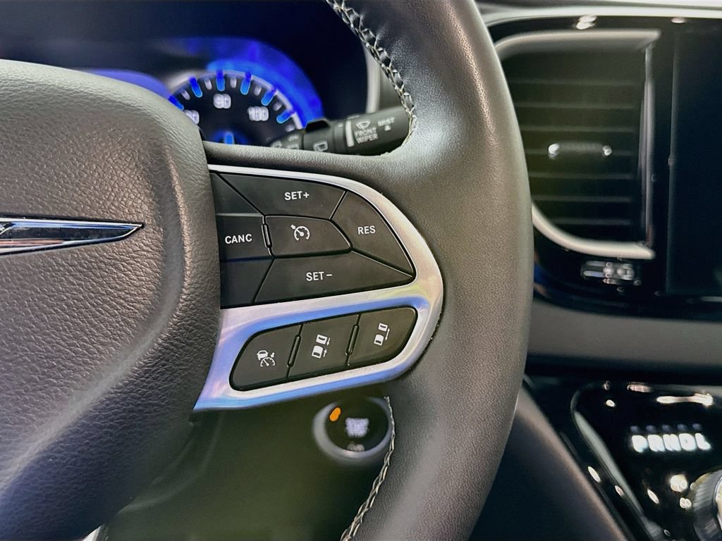 Used 2025 Chrysler Pacifica Select FWD image 21