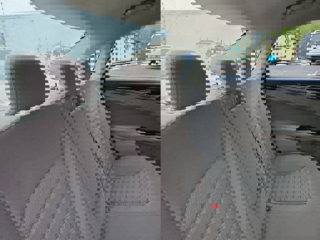 Used 2020 Ford Fusion SE image 25