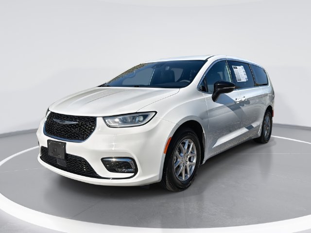 Used 2025 Chrysler Pacifica Select