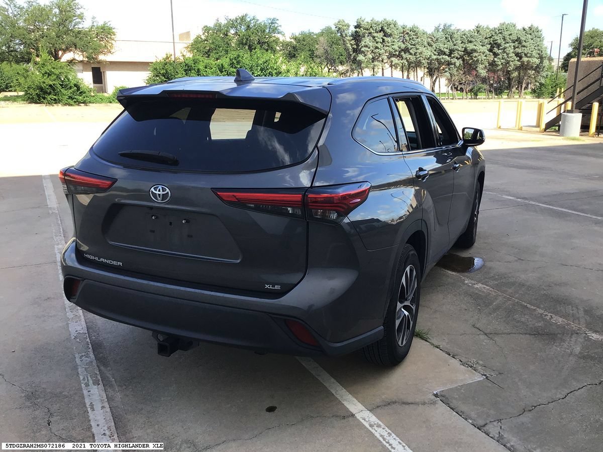 Used 2021 Toyota Highlander XLE FWD image 5