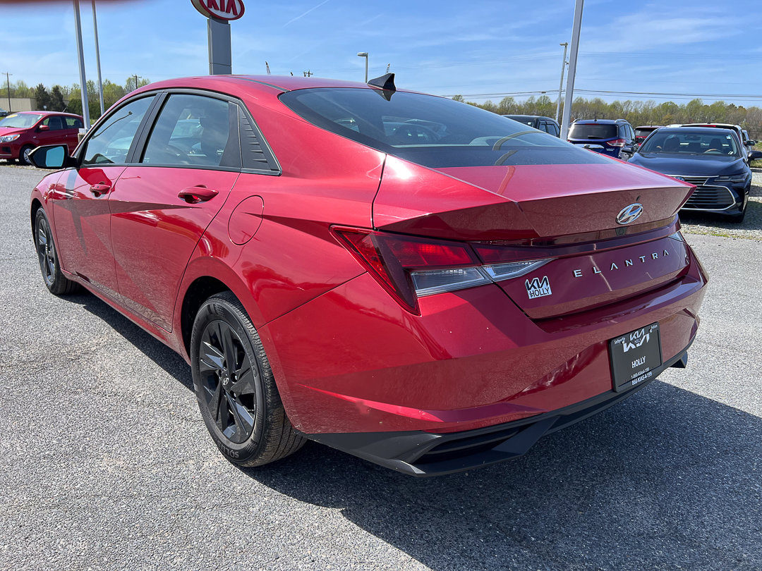 Used 2022 Hyundai Elantra SEL w/ Cargo Package FWD image 3