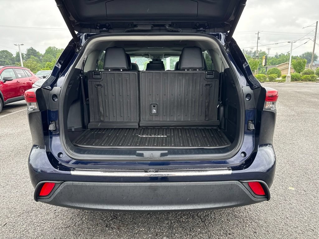 Used 2023 Toyota Highlander XLE FWD image 4