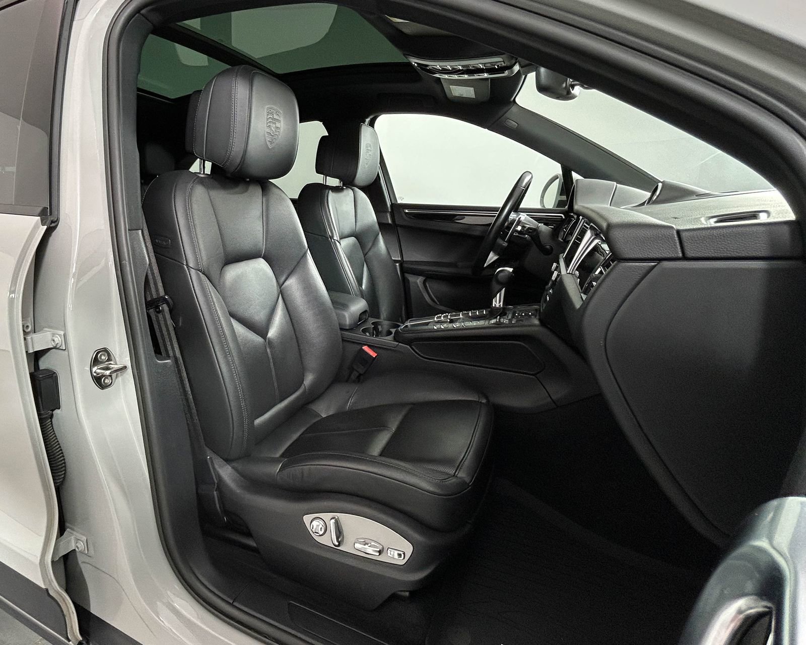 Used 2021 Porsche Macan AWD/4WD image 23