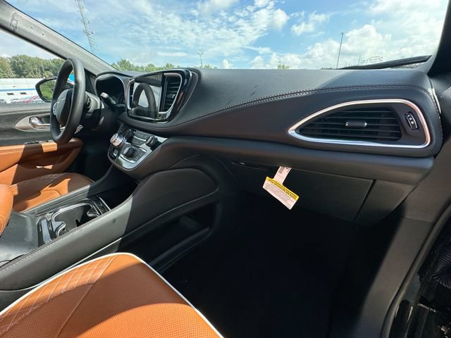 Used 2024 Chrysler Pacifica Pinnacle AWD/4WD image 32