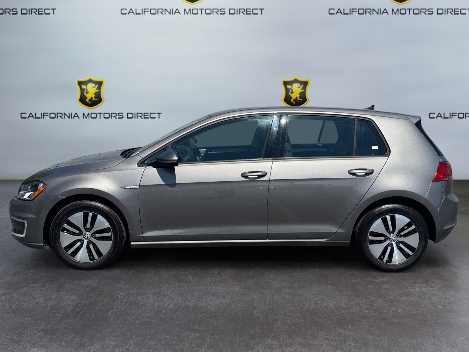 Used 2016 Volkswagen e-Golf SE w/ DC Fast Charging Package FWD image 2