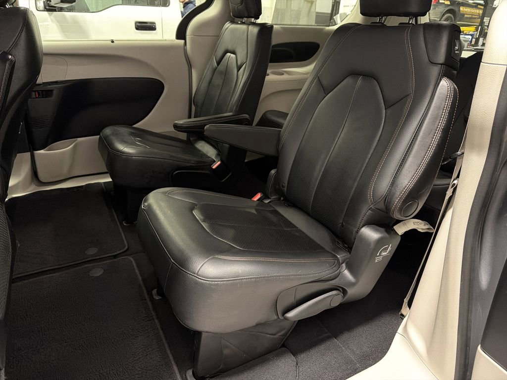 Used 2020 Chrysler Pacifica Touring-L image 16