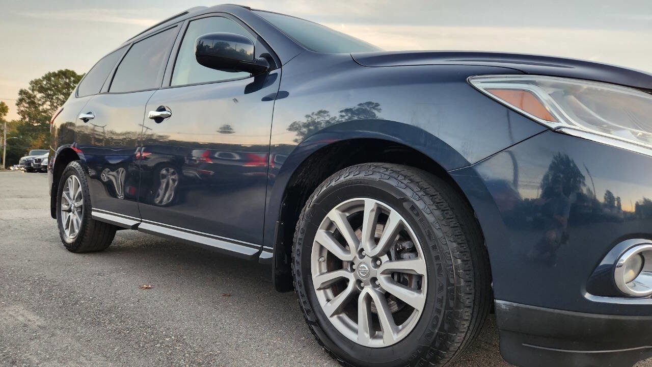 Used 2015 Nissan Pathfinder SV w/ Cargo Package image 18