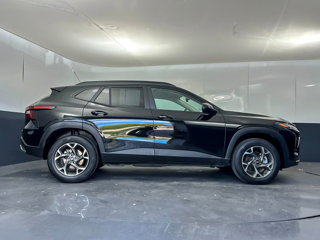 Used 2025 Chevrolet Trax LT FWD image 2