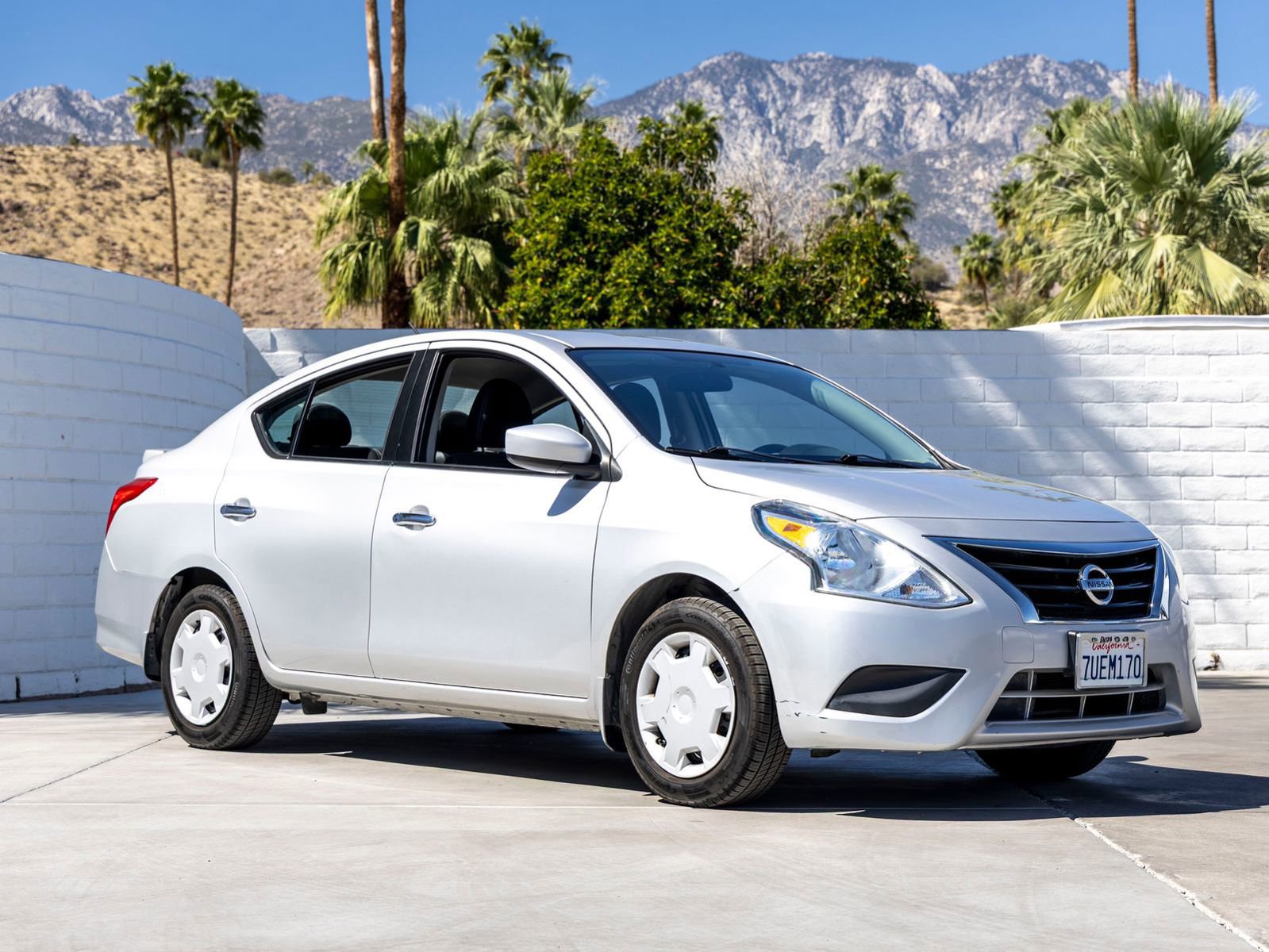 Used 2016 Nissan Versa SV FWD image 2