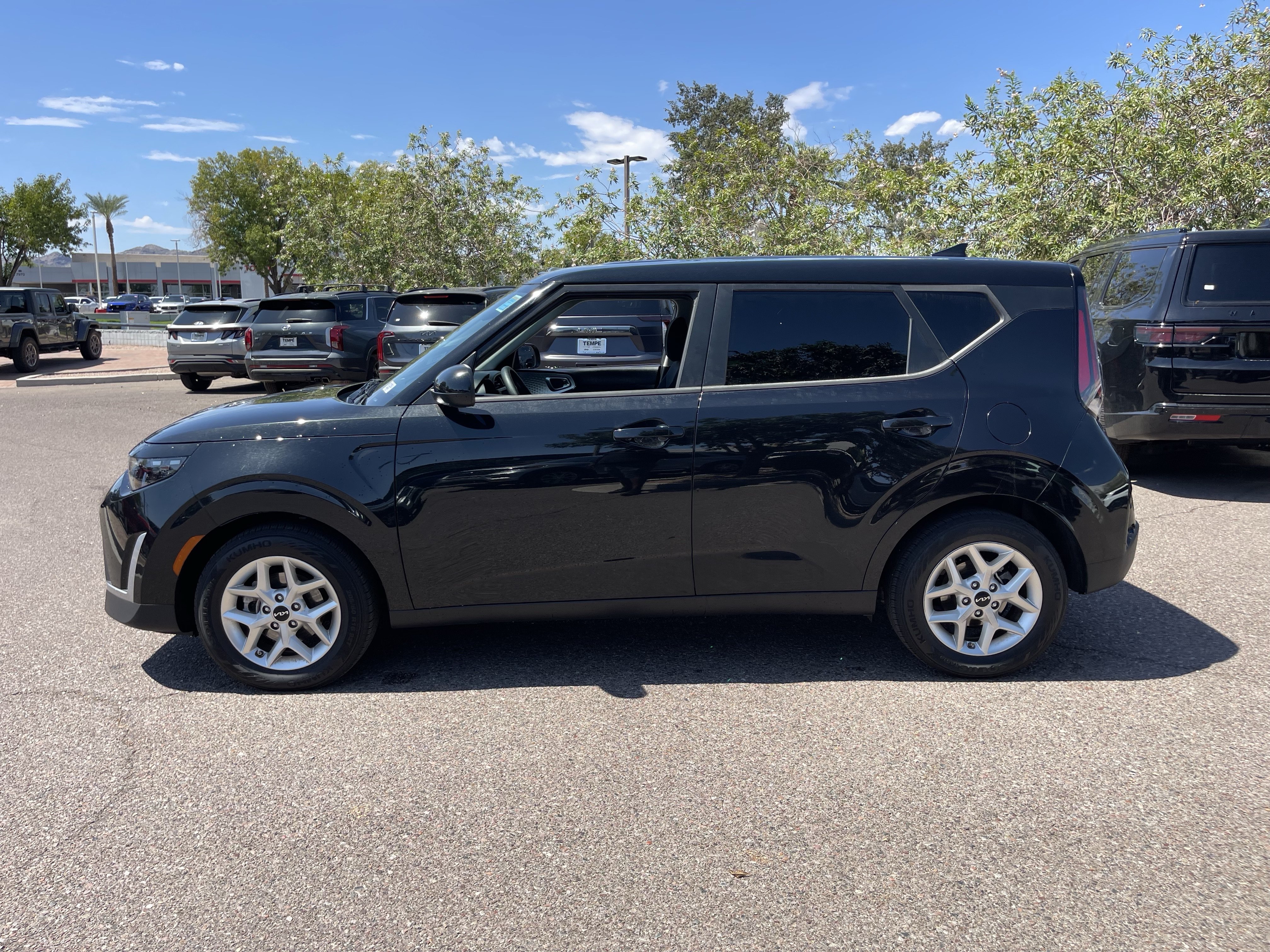 Certified 2023 Kia Soul LX w/ LX Technology Package FWD image 3