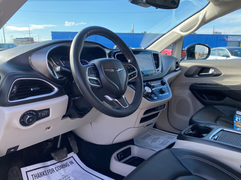 Used 2024 Chrysler Pacifica Select image 9