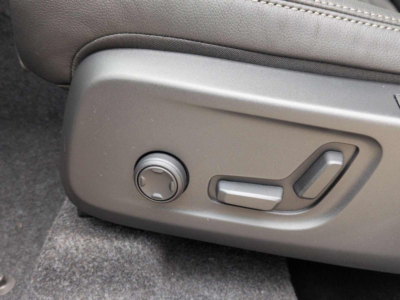 New 2026 Volvo XC40 B5 Plus w/ Protection Package Premier image 14