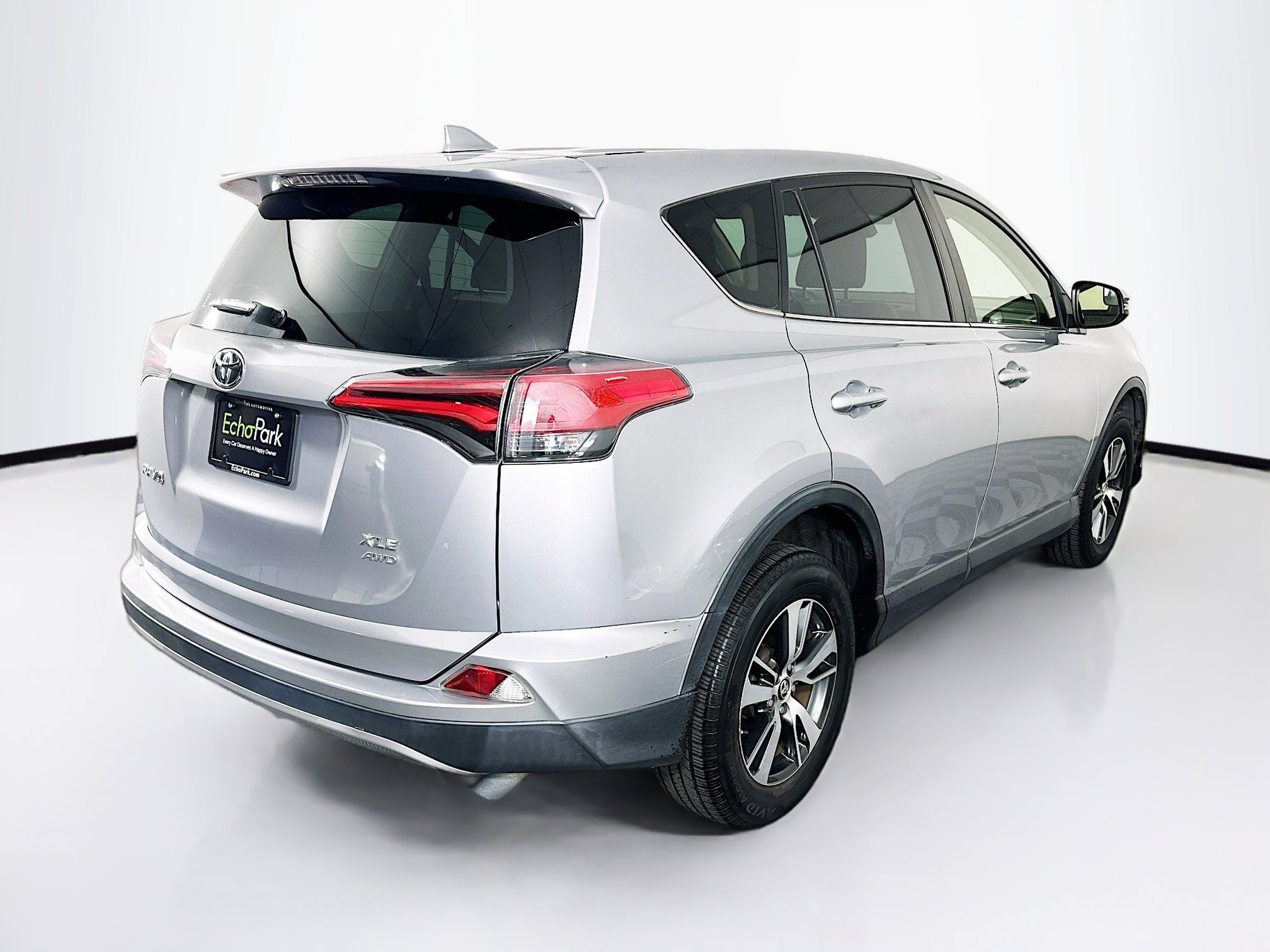 Used 2018 Toyota RAV4 XLE w/ All Weather Liner Package AWD/4WD image 9