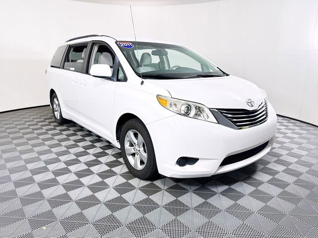 Used 2011 Toyota Sienna LE image 1