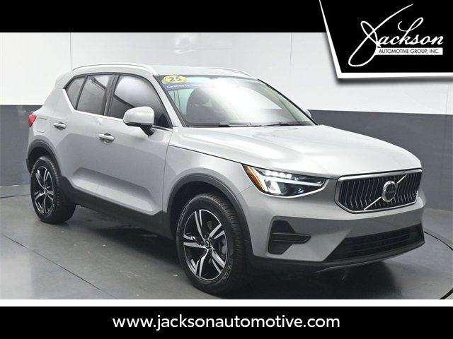 Used 2025 Volvo XC40 B5 Core image 1