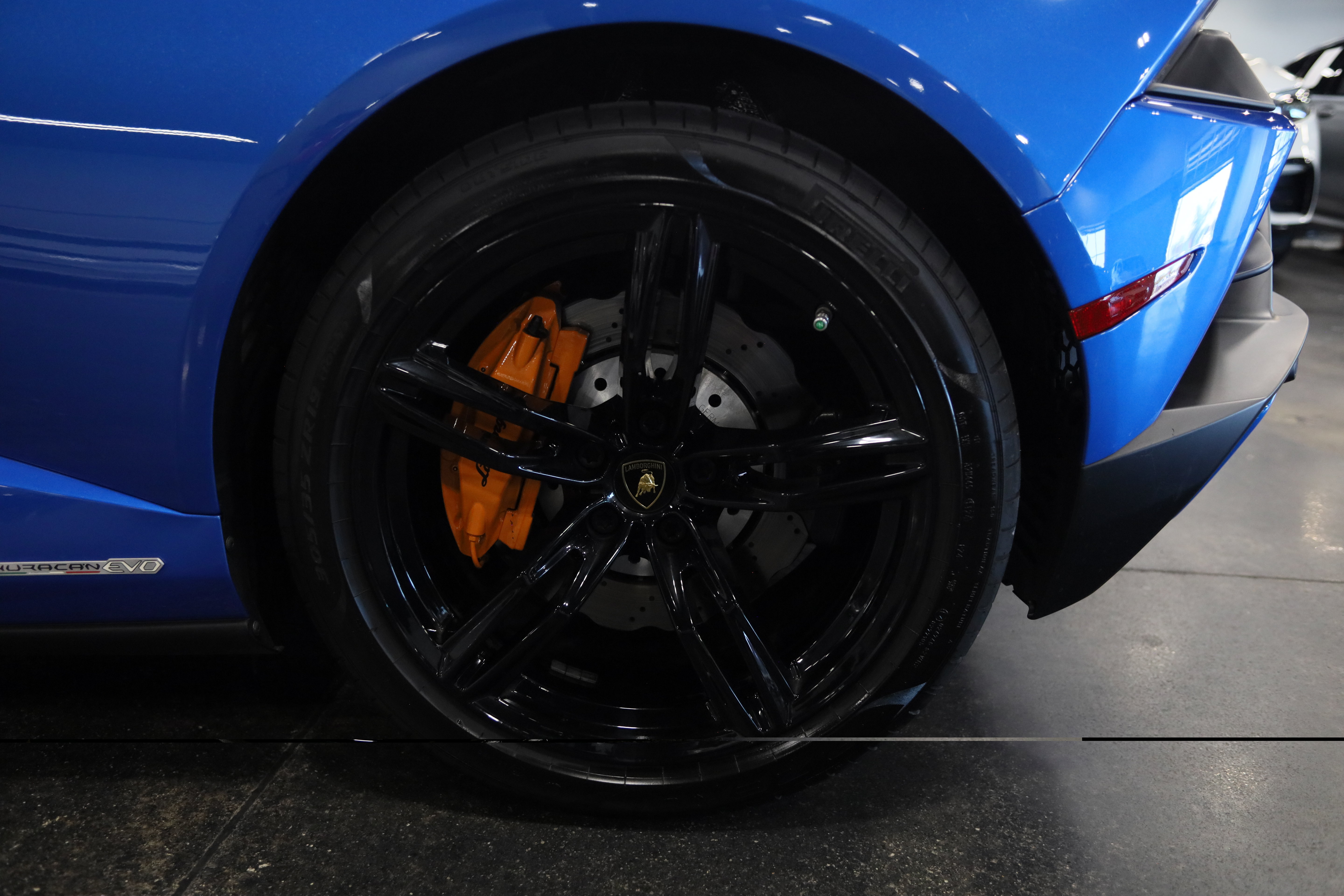 Used 2020 Lamborghini Huracan EVO RWD image 11