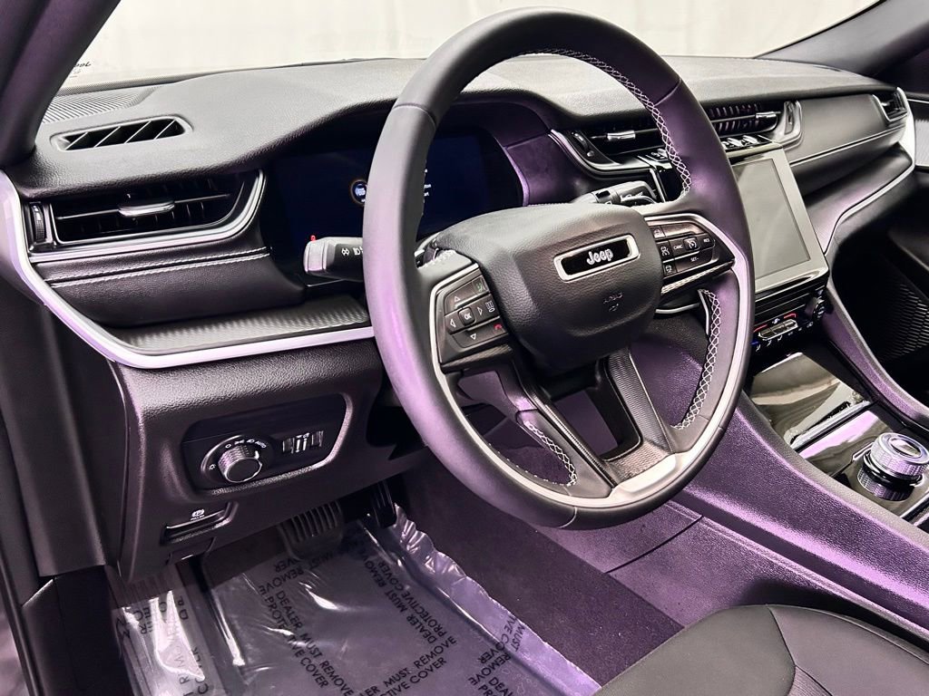 Used 2024 Jeep Grand Cherokee Laredo image 14