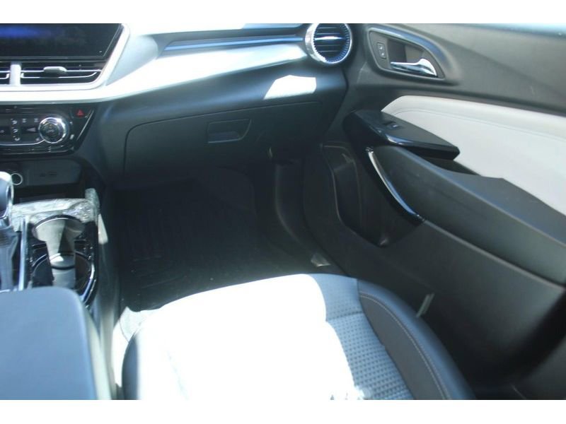 Used 2024 Chevrolet Trax LT w/ Driver Confidence Package FWD image 17
