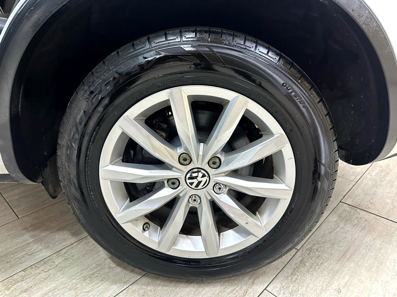 Used 2015 Volkswagen Touareg Sport image 31