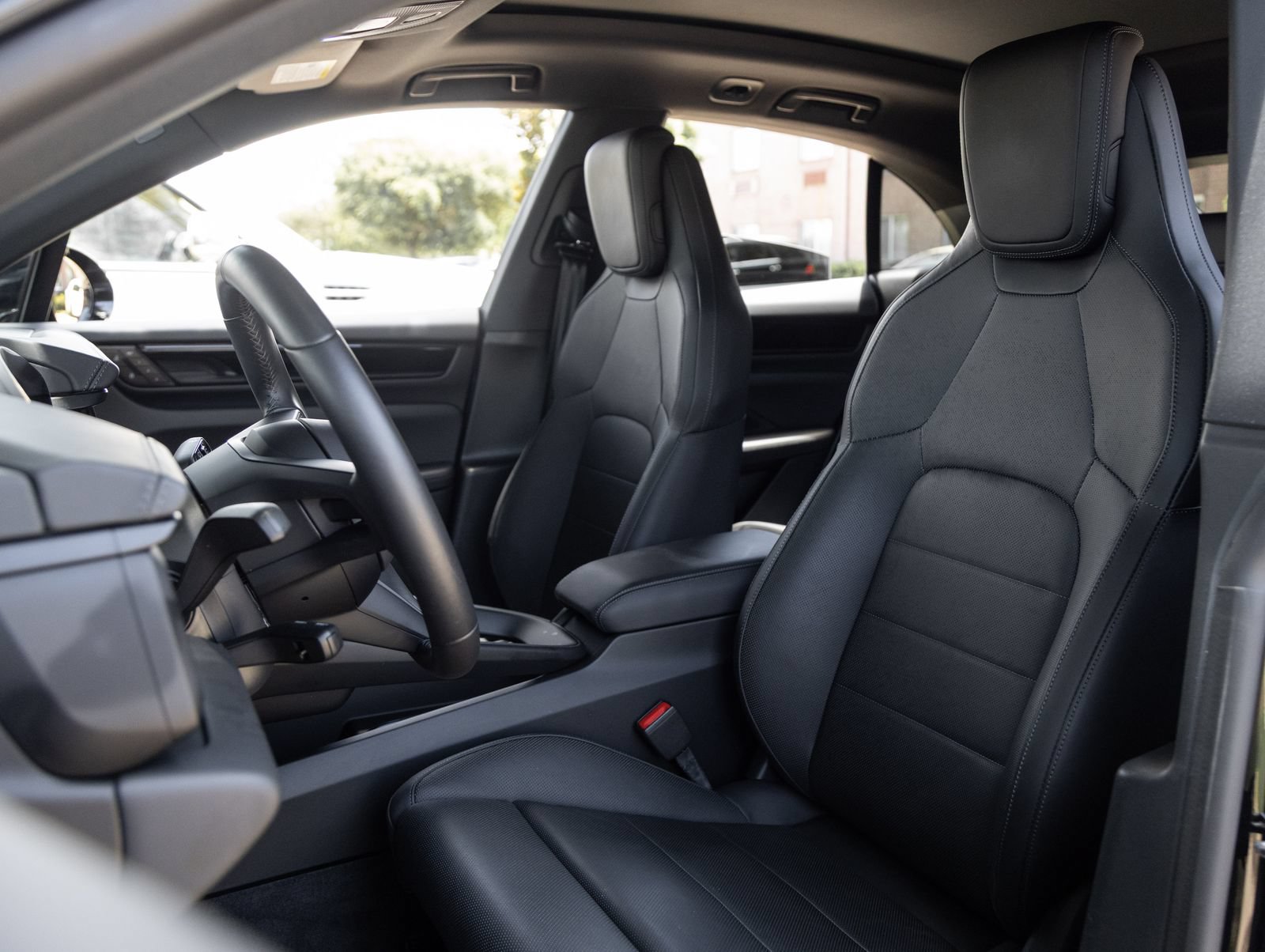 Certified 2025 Porsche Macan 4 Electric AWD/4WD image 5