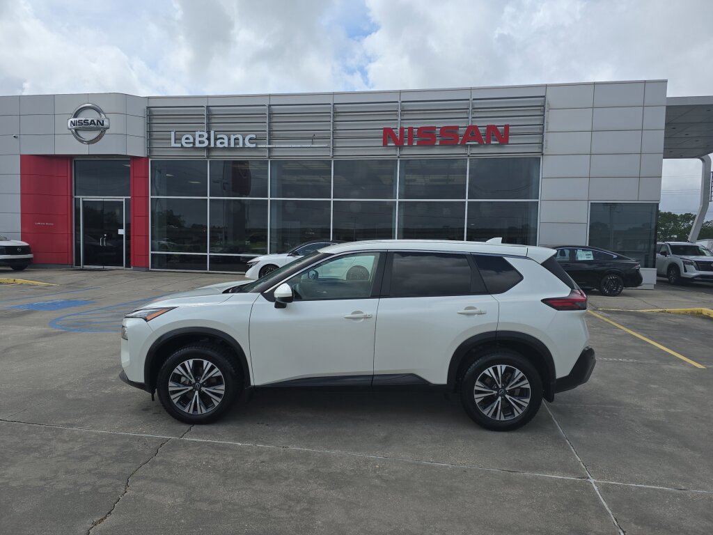 Used 2022 Nissan Rogue SV image 3