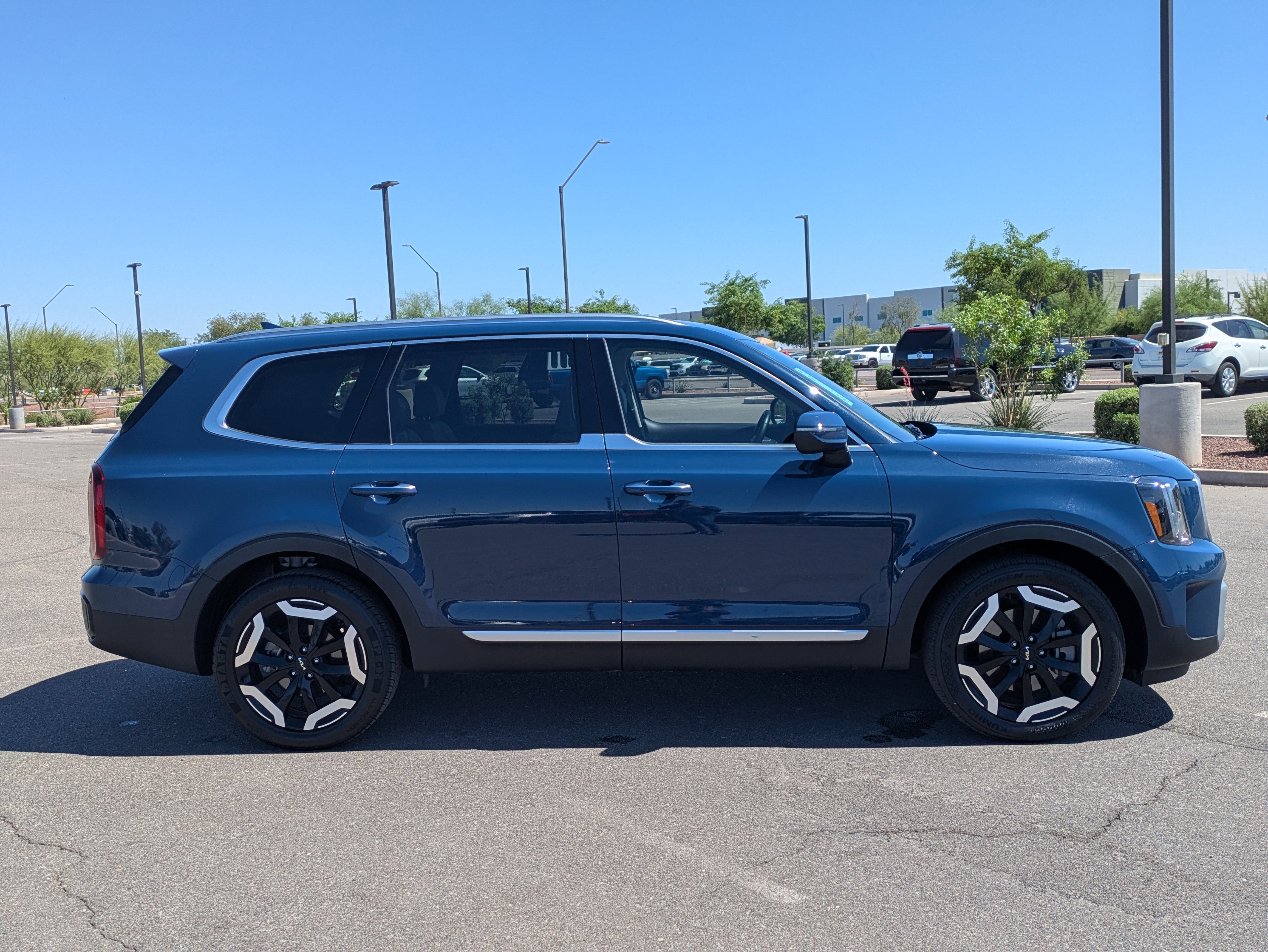 Used 2025 Kia Telluride S FWD image 6