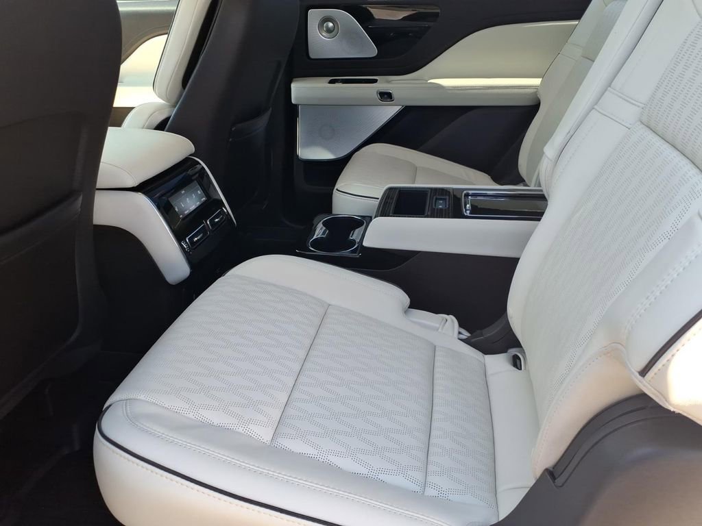 Used 2024 Lincoln Aviator Black Label w/ Jet Package image 17
