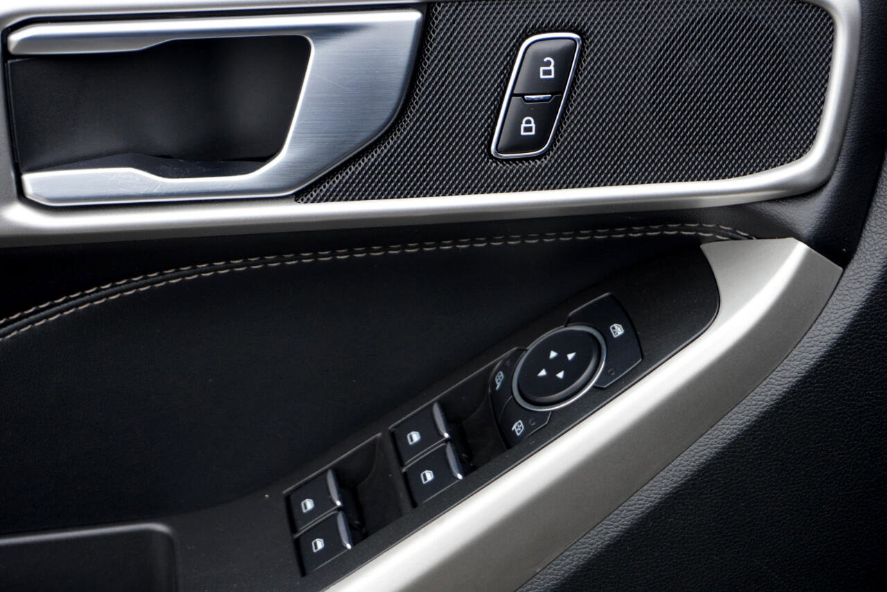 Used 2023 Ford Explorer XLT w/ Equipment Group 202A image 10