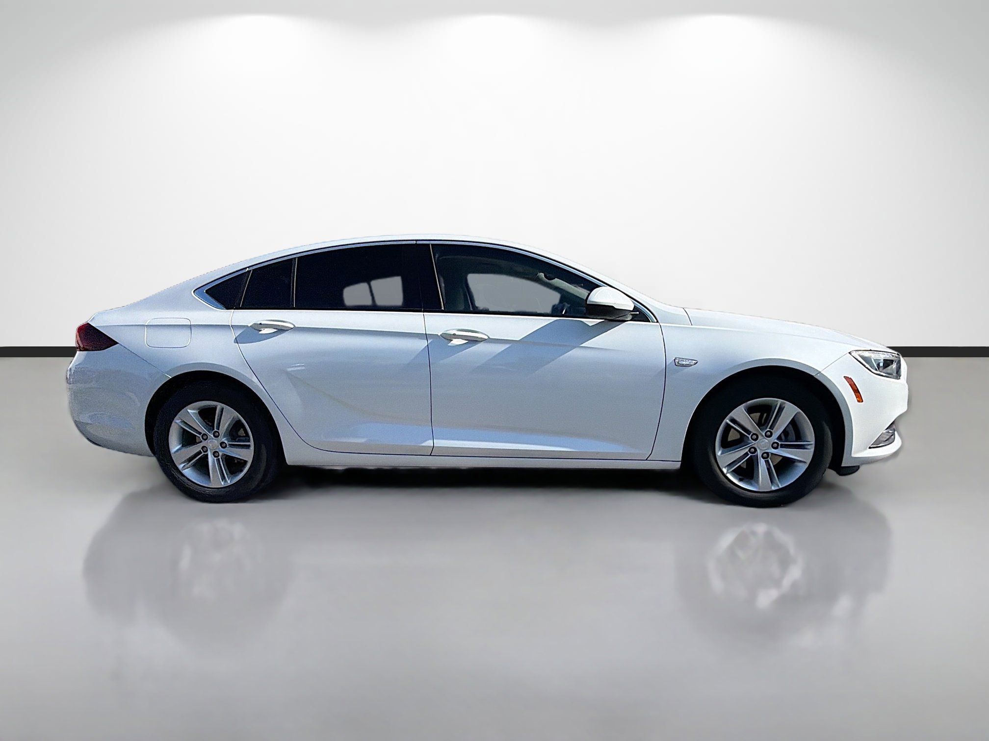 Used 2018 Buick Regal Preferred w/ Sights and Sounds Package FWD image 2