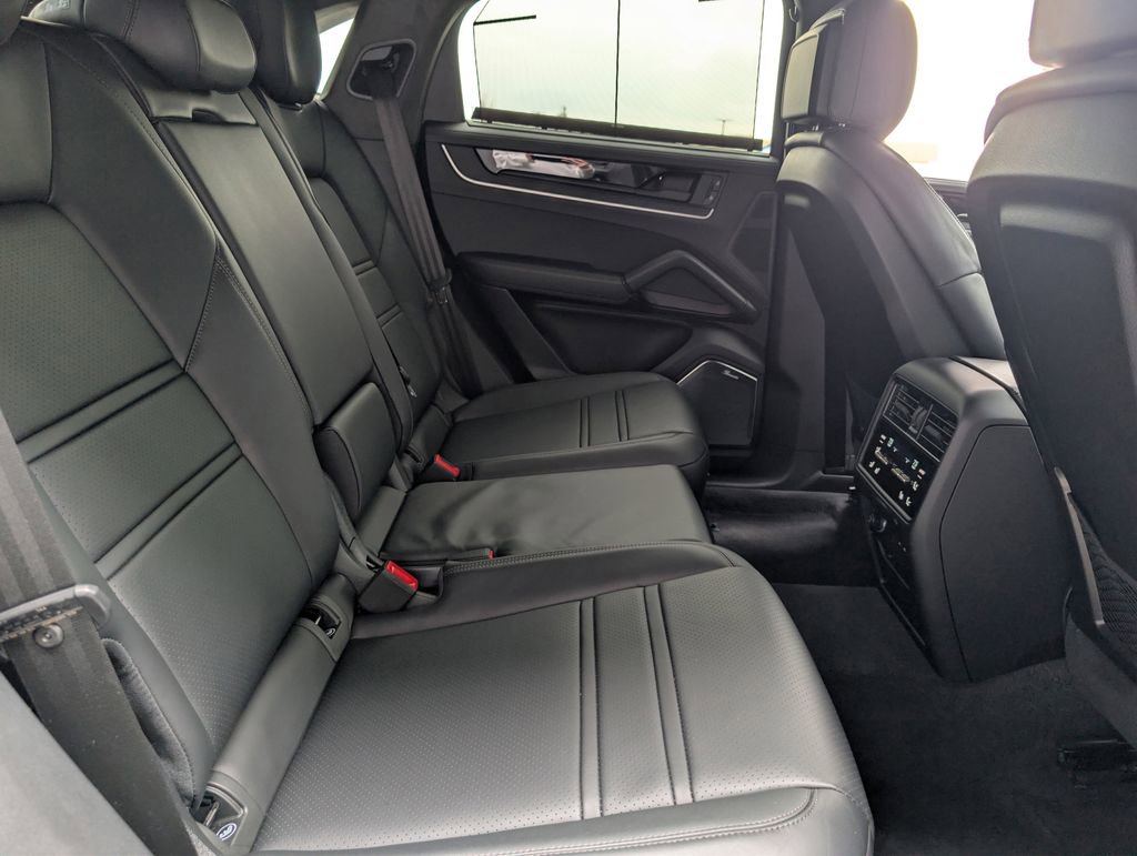 Certified 2025 Porsche Cayenne Turbo image 28