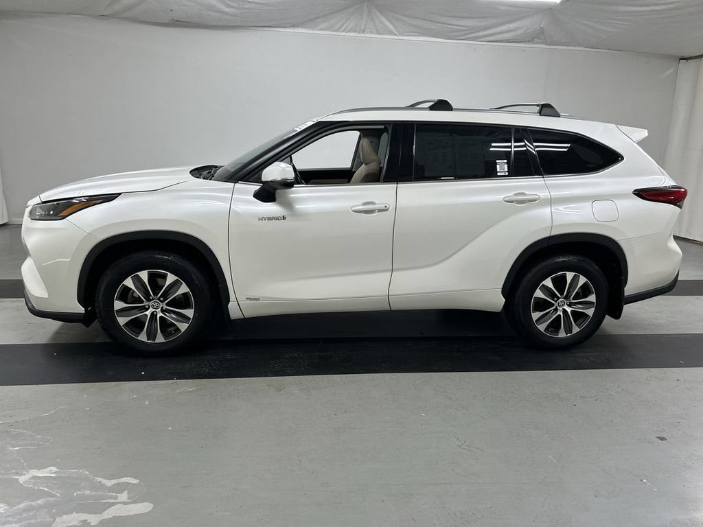 Used 2021 Toyota Highlander XLE AWD/4WD image 6