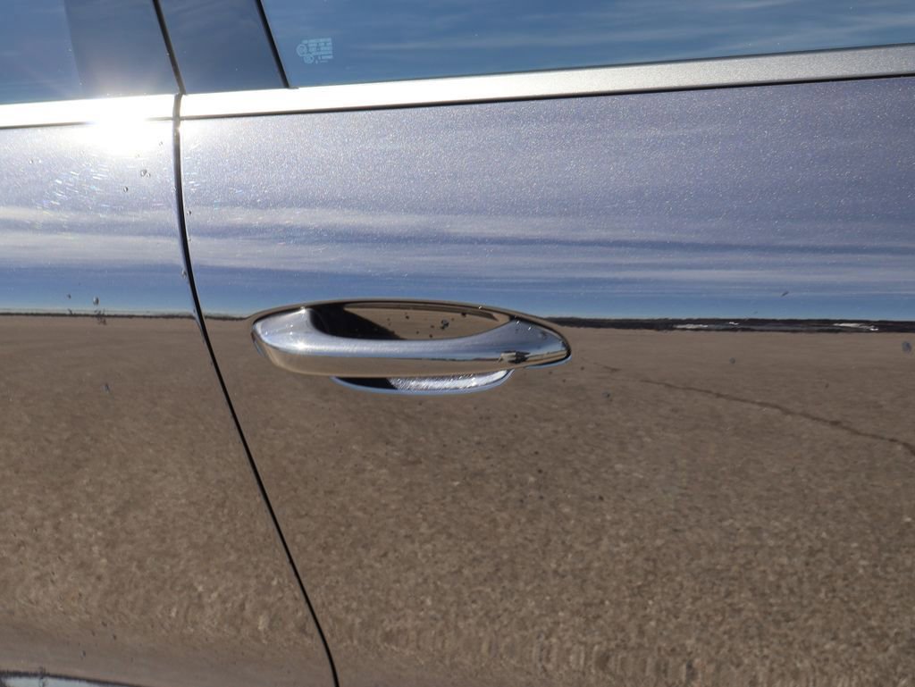 Certified 2023 Porsche Macan image 16