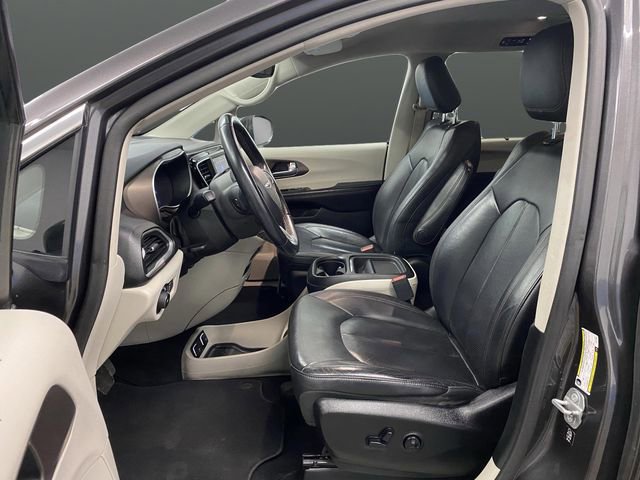 Used 2018 Chrysler Pacifica Touring-L image 4