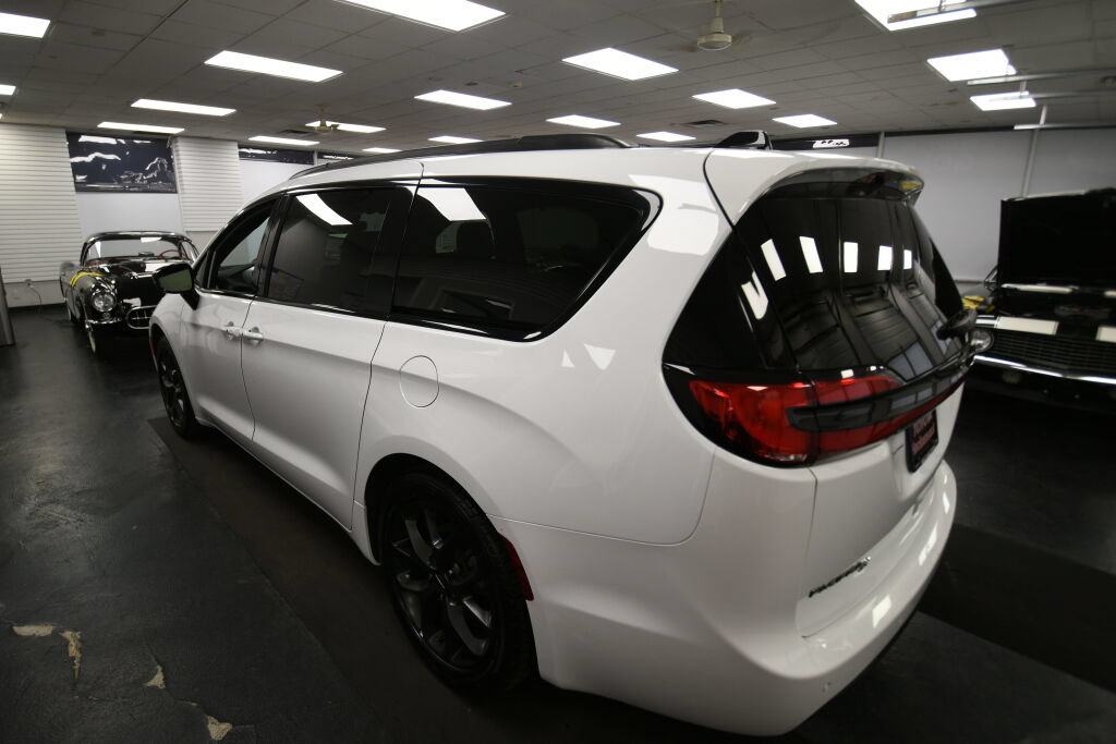 Used 2025 Chrysler Pacifica Limited FWD image 5