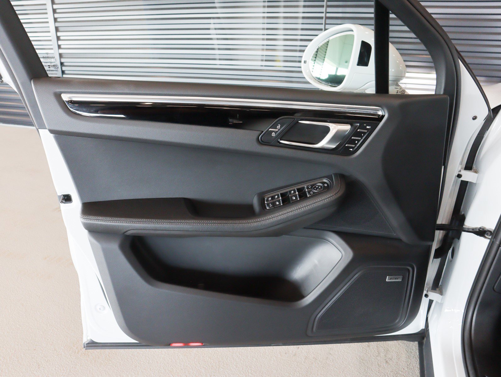 Used 2025 Porsche Macan image 25