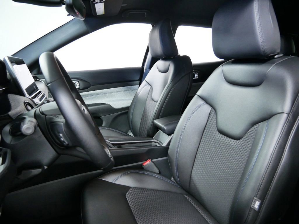 Used 2024 Jeep Compass Latitude image 31