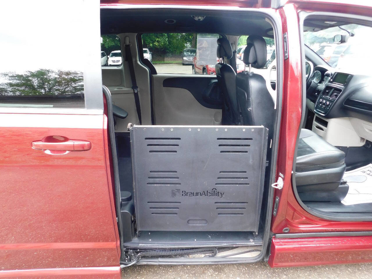 Used 2018 Dodge Grand Caravan SXT image 7