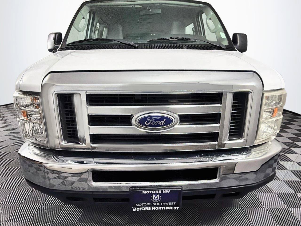 Used 2014 Ford E-350 and Econoline 350 XLT RWD image 2