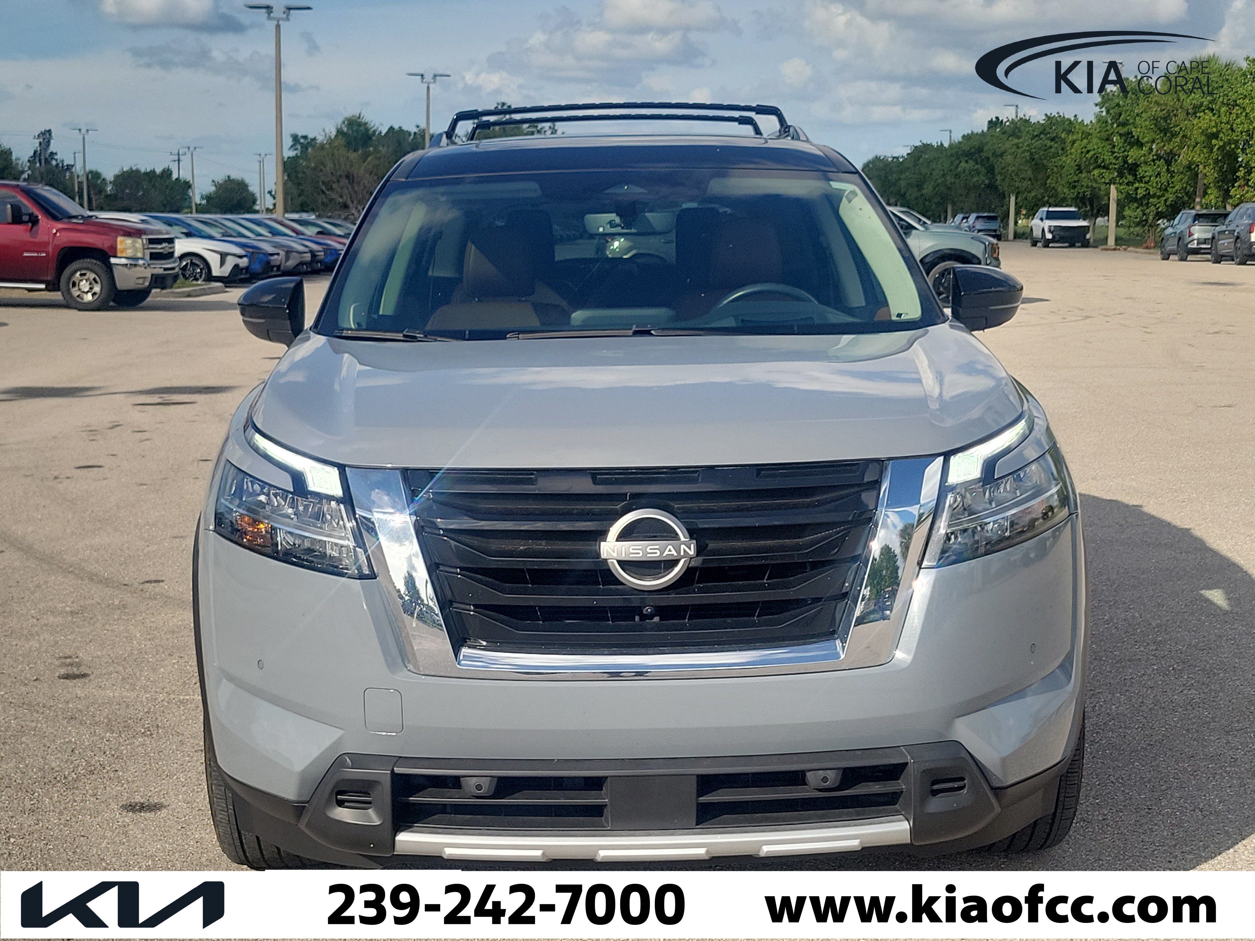 Used 2024 Nissan Pathfinder Platinum FWD image 2