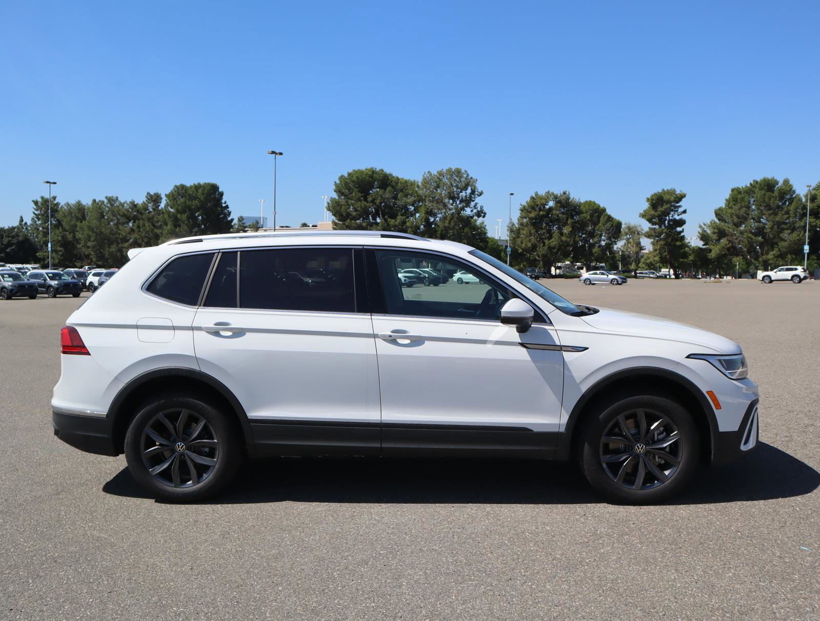 New 2024 Volkswagen Tiguan SE w/ Panoramic Sunroof Package FWD image 6