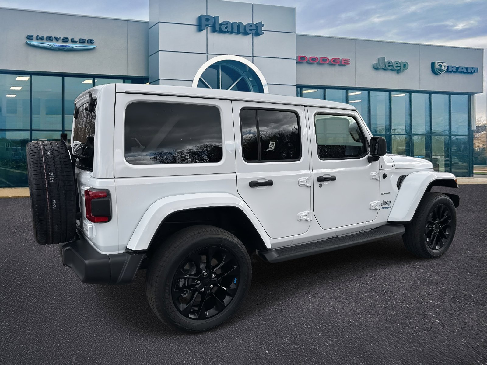 Used 2022 Jeep Wrangler Unlimited Sahara w/ Cold Weather Group image 2