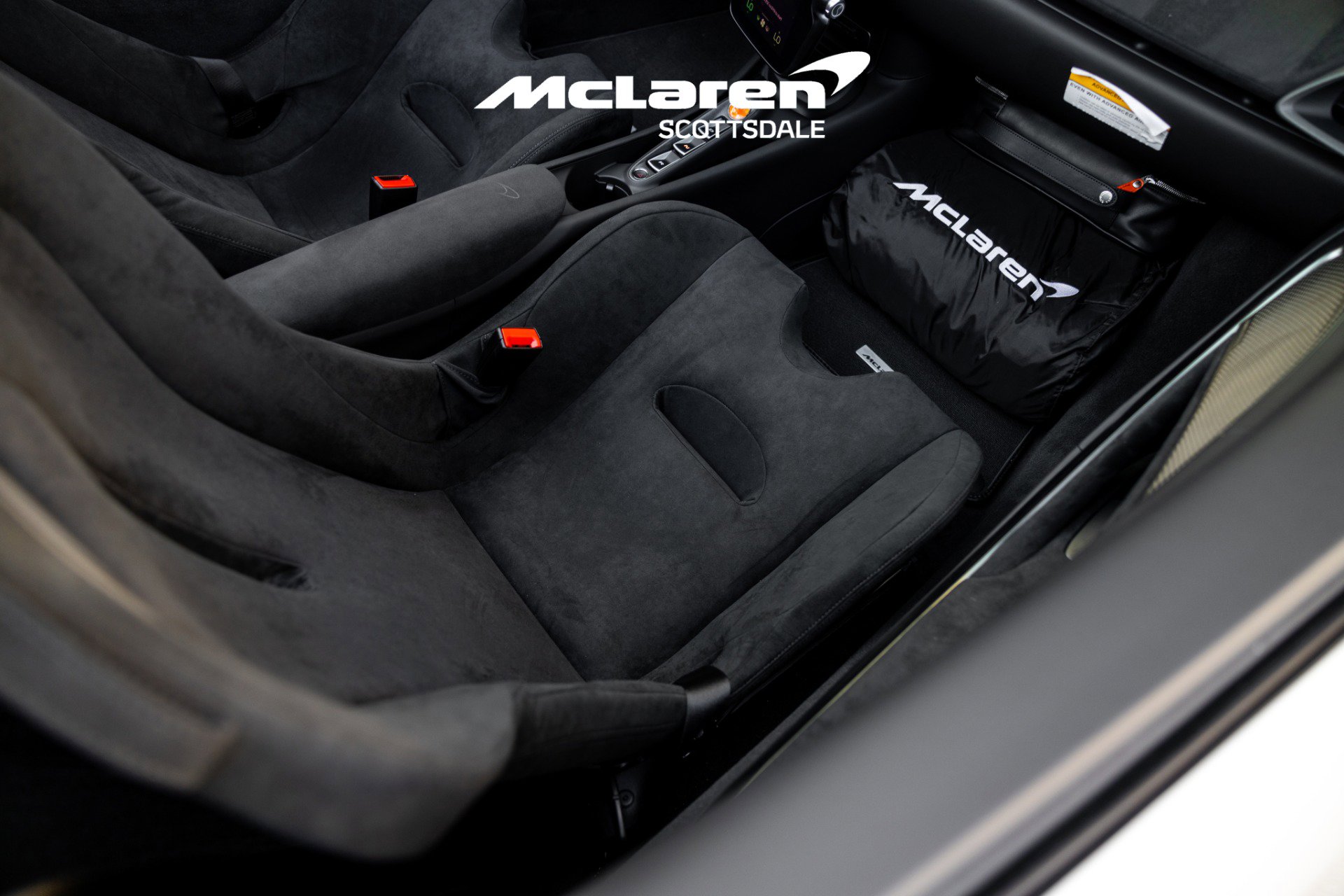 Used 2025 McLaren Artura Spider image 38