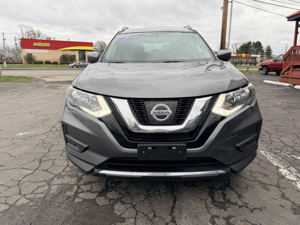 Used 2017 Nissan Rogue SV image 2