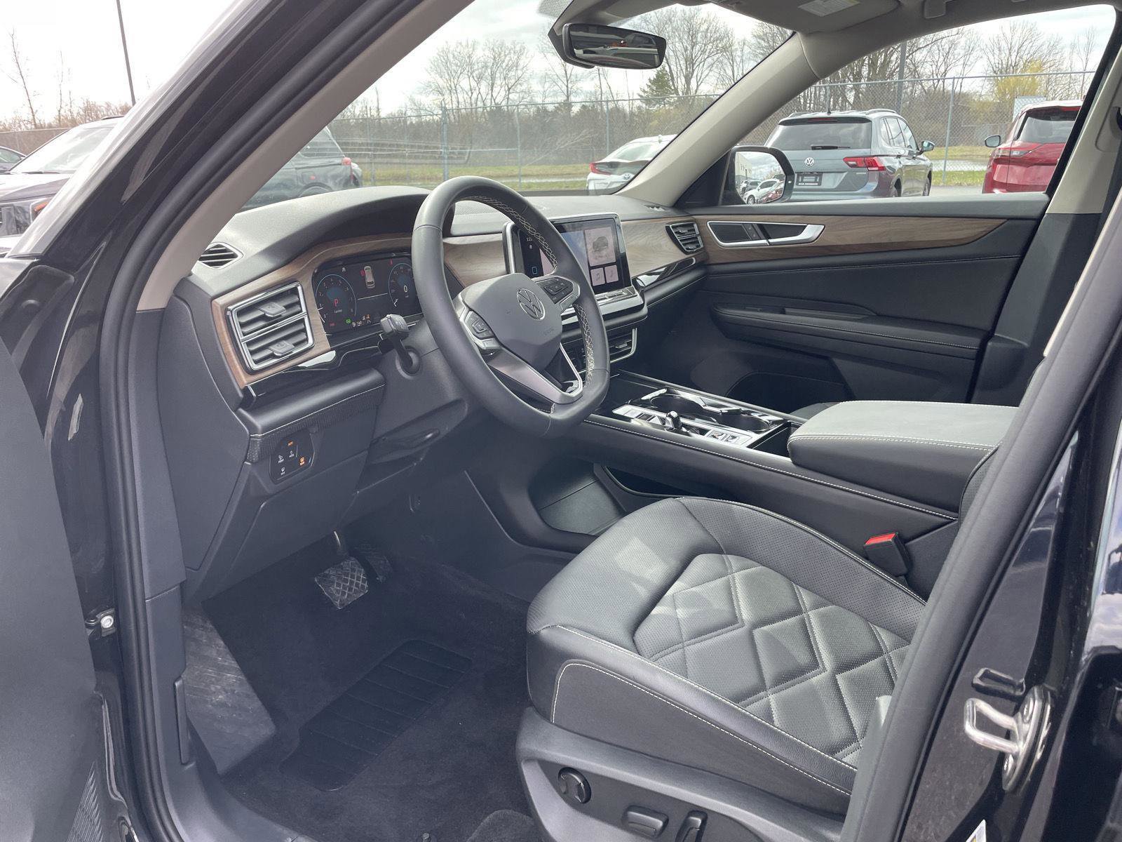 Used 2024 Volkswagen Atlas SE w/ Panoramic Sunroof Package image 14