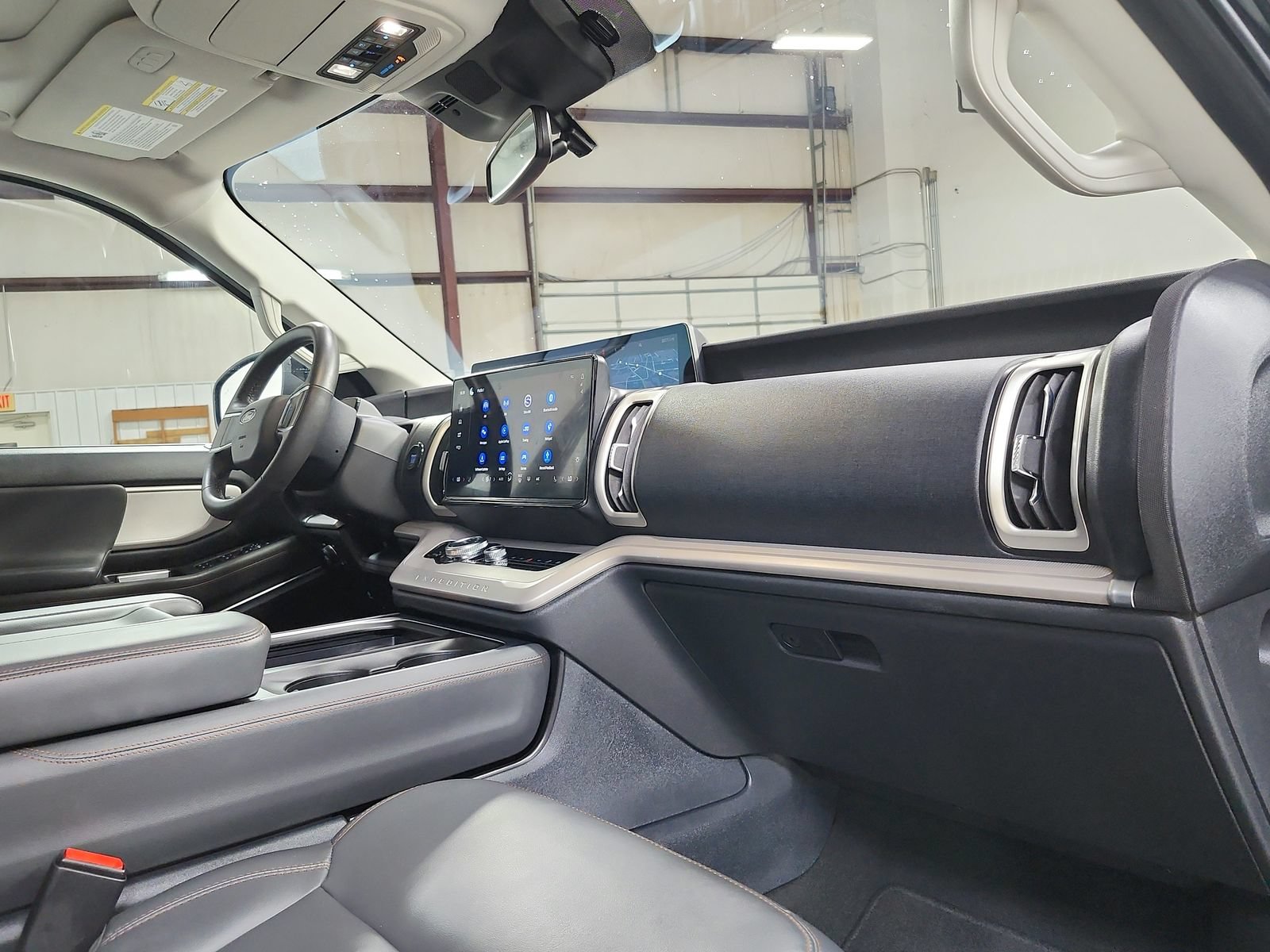 Used 2025 Ford Expedition Active AWD/4WD image 45